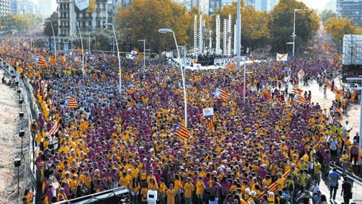 Una vista de la manifestación desde el vértice de la 'V', en la plaza de las Glòries.