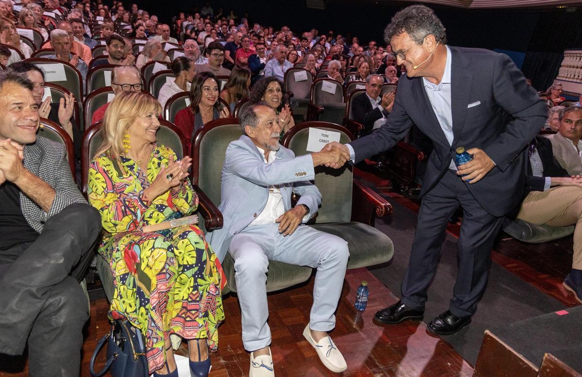 Luis Francisco Esplá y Toni Cabot se saludan durante el acto en el Principal de Alicante
