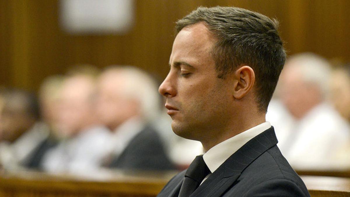 Oscar Pistorius, durante la lectura de la sentencia por matar a su novia, en el Tribunal Superior de Pretoria