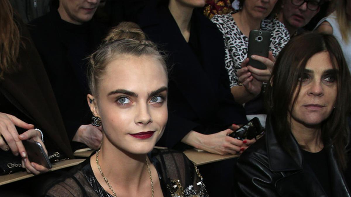 Cara Delevingne posa con su perro en el desfile de Chanel Alta Costura