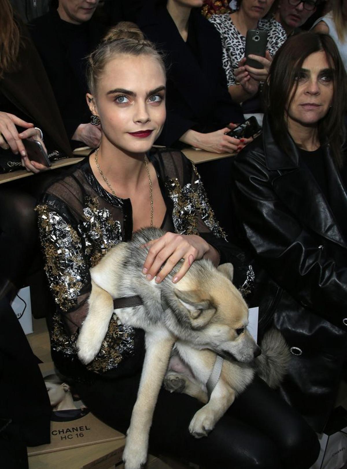 Cara Delevingne posa con su perro en el desfile de Chanel Alta Costura
