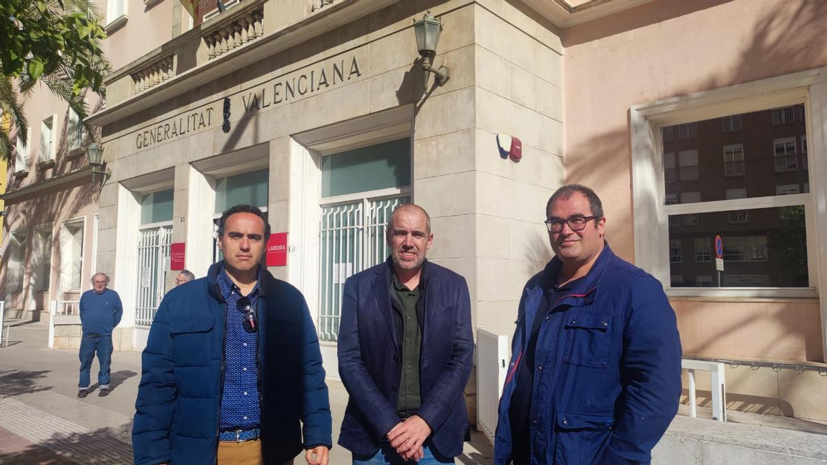 Alós (c), con el teniente alcalde y el presidente de la AMPA, en la sede de la Conselleria de Educación.