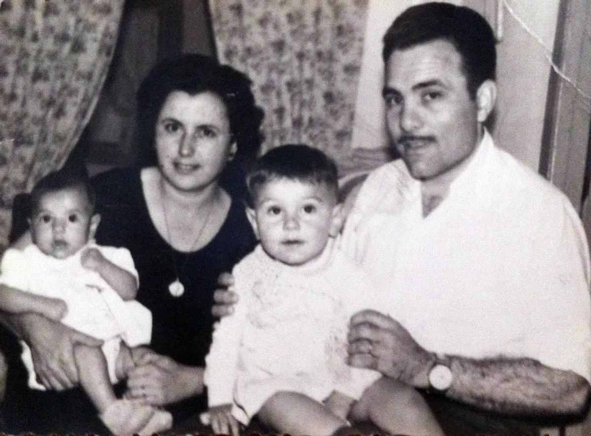 Antonio Vázquez Sánchez y su familia. Su hijo defiende que fue el inventor de las tortas locas en los años 50.
