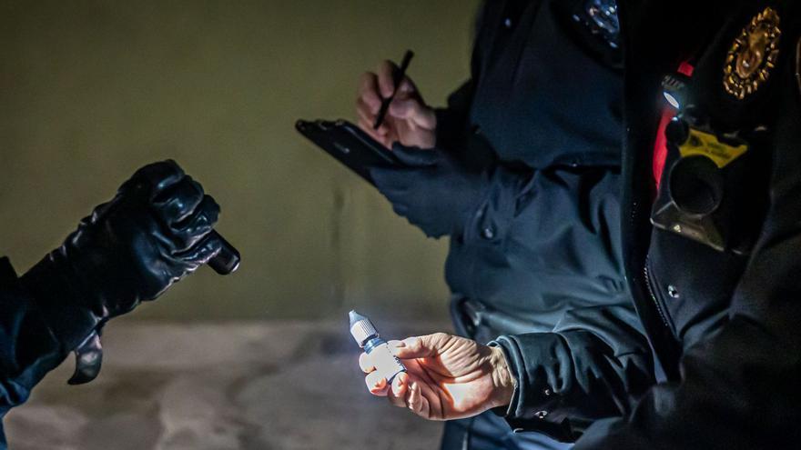 Dos agents dels Mossos d’Esquadra detenen una jove durant un control rutinari fet durant el  dispositiu desplegat  amb motiu de les  festes de la Mercè.  | MANU MITRU