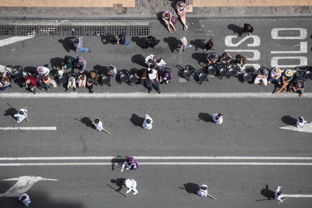 Las calles de Alicante se llenan de fieles en las procesiones del Domingo de Ramos