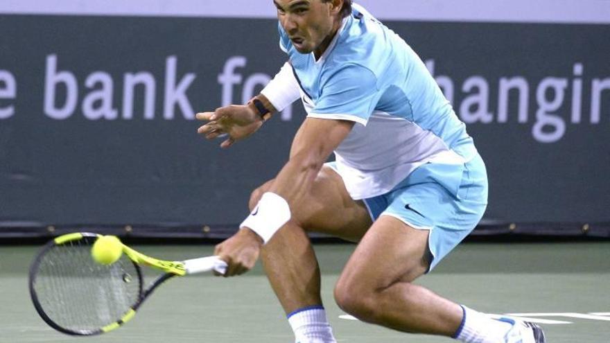 Nadal devuelve la pelota en su partido inaugural en Indian Wells ante Gilles Müller.