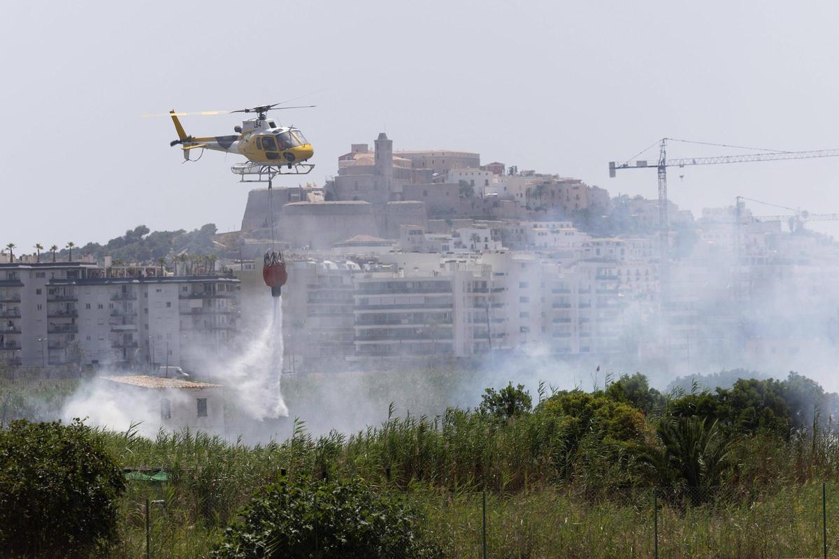 El operativo de emergencias localiza el origen del incendio de ses Feixes des Prat de ses Monges de Ibiza
