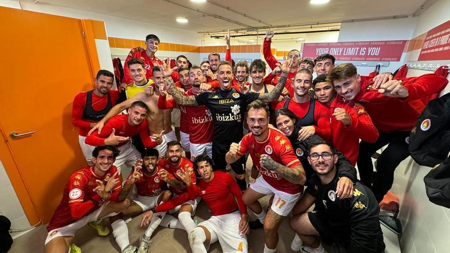 El CD Ibiza vuelve a ganar (2-1) y sigue liderando la Tercera