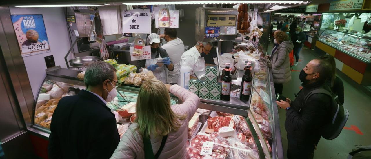 Ambiente de compras en el mercado de Atarazanas.