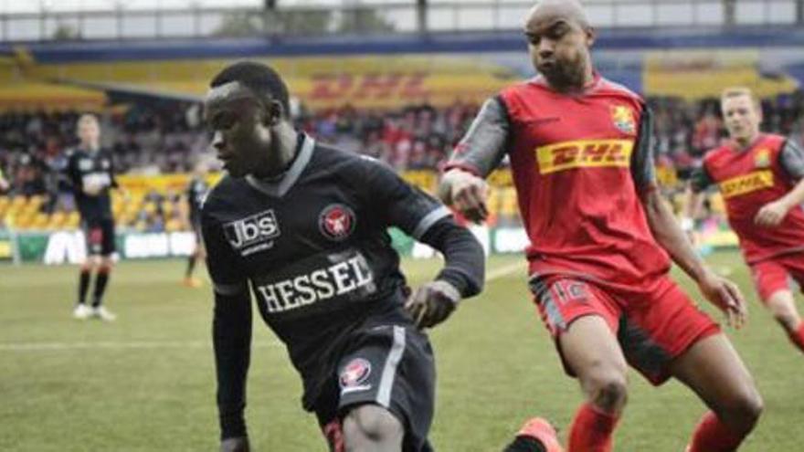 Sisto desborda a un rival durante un partido de la Liga danesa.