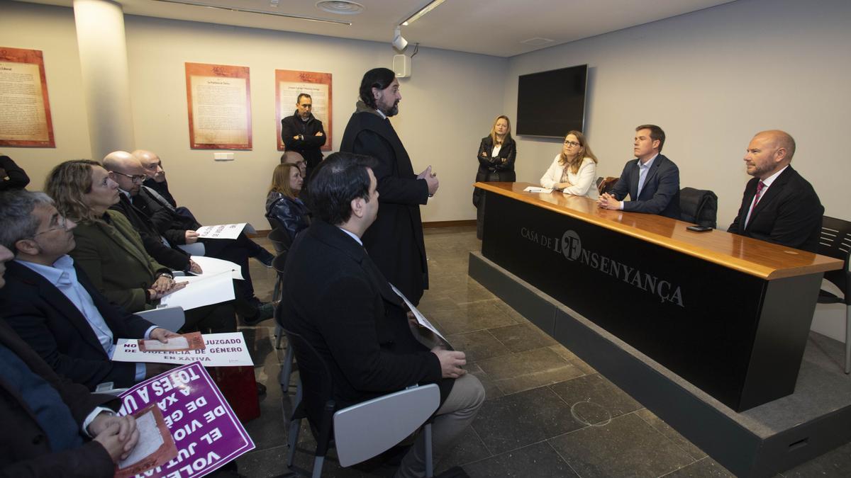 Xàtiva. Reunión abogados y presidente de Diputación Toni Gaspar Elena Cebrián y Roger Cerdà por la eliminación del juzgado de violencia de genero
