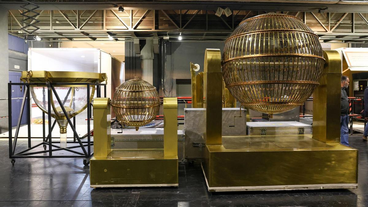 Los bombos y el resto de elementos llegan al Teatro Real de Madrid para el Sorteo Extraordinario de Navidad del próximo 22 de diciembre, a 13 de diciembre de 2024, en Madrid (España). Ya está preparado el Teatro Real para celebrar el Sorteo Extraordinario