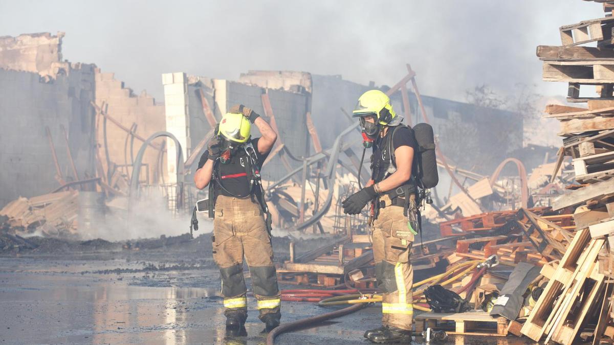 Arde una empresa de palets de madera en la Cañada del Fenollar