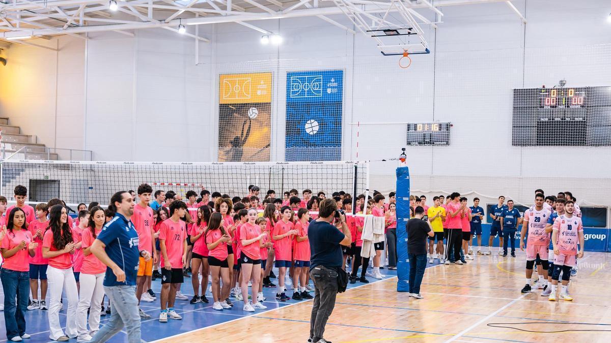 Academia del Conqueridor y primer equipo durante la presentación de 2025.