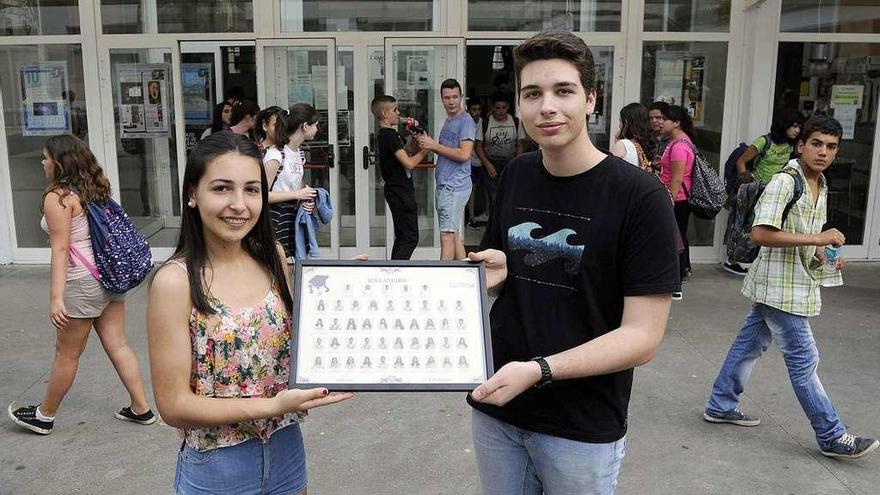 Elvira Nercellas Rodríguez y Juan Manuel Pérez Pedrouzo con la orla de su promoción. // Bernabé/Javier Lalín