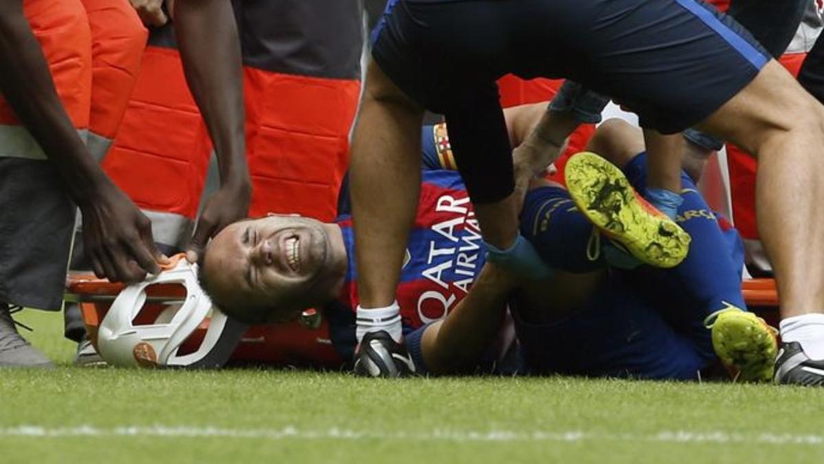 Andrés Iniesta, en el momento en el que se cayó al suelo lesionado