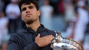 Carlos Alcaraz, con la mano en el corazón, agradece la ovación de los espectadores de Roland Garros.