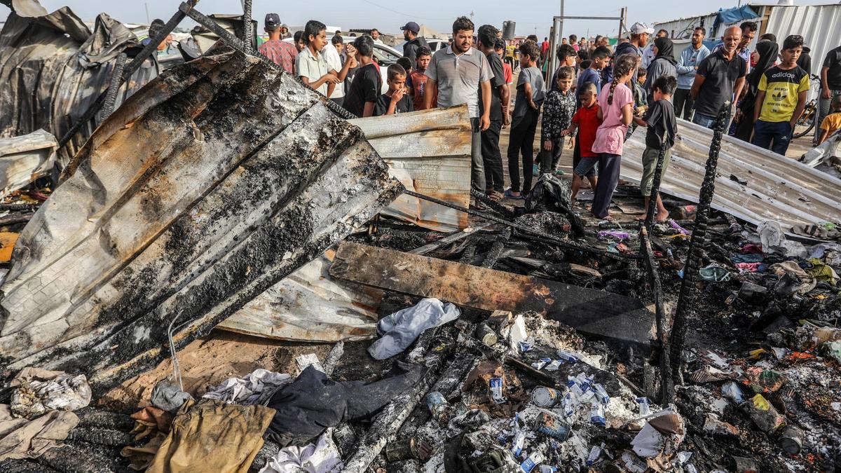 Un ataque israelí en un campamento de desplazados en Rafah deja alrededor de cincuenta gazatíes muertos