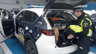 Los policías locales, los grandes "solucionadores de problemas" en los actos falleros de Gandia más multitudinarios