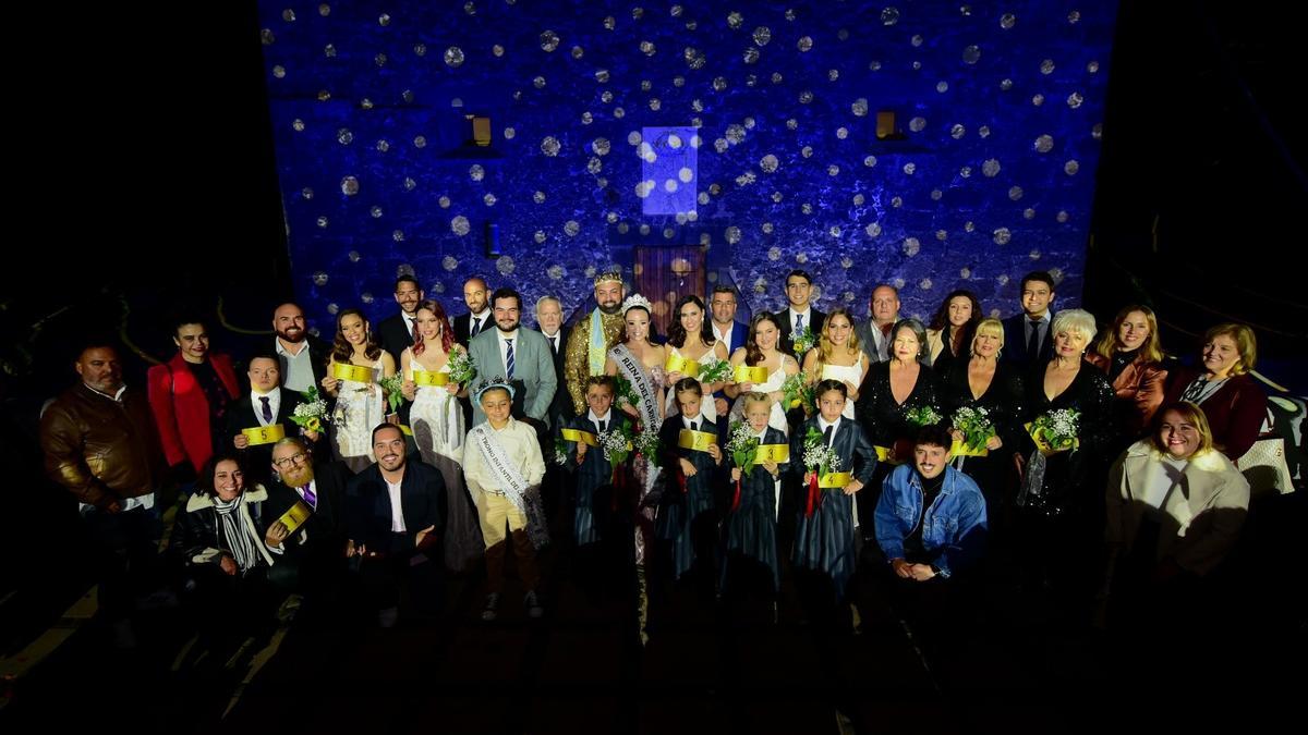 Fotografía de la organización con los candidatos a reyes del Carnaval.