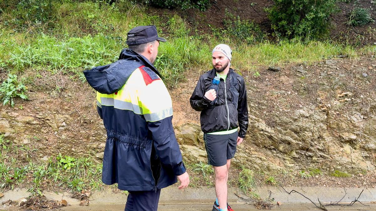 La lluvia se alía con Mossos y Guardia Urbana en el primer fin de semana de cierre de Collserola en Barcelona.