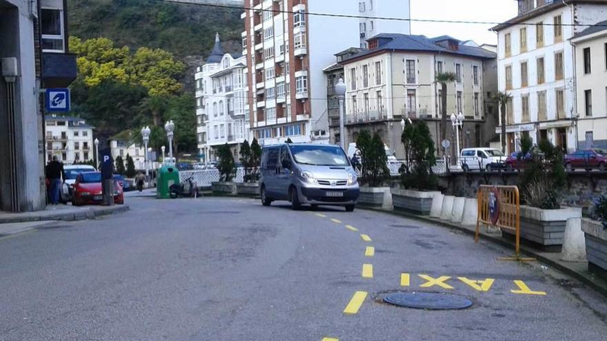 Parada temporal de taxis de Luarca, en el paseo de Gómez.