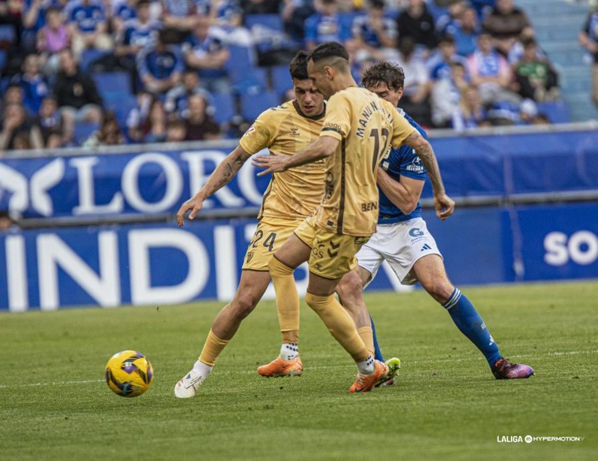 Imágenes de la jornada 33 entre el Real Oviedo y el Málaga CF 2025