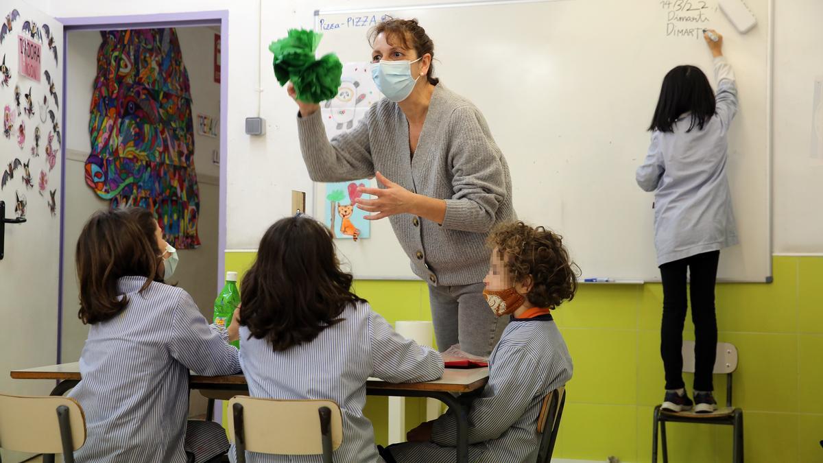 Alumnos en clase en la escuela Ramon Llull de la calle de Biscaia de Barcelona