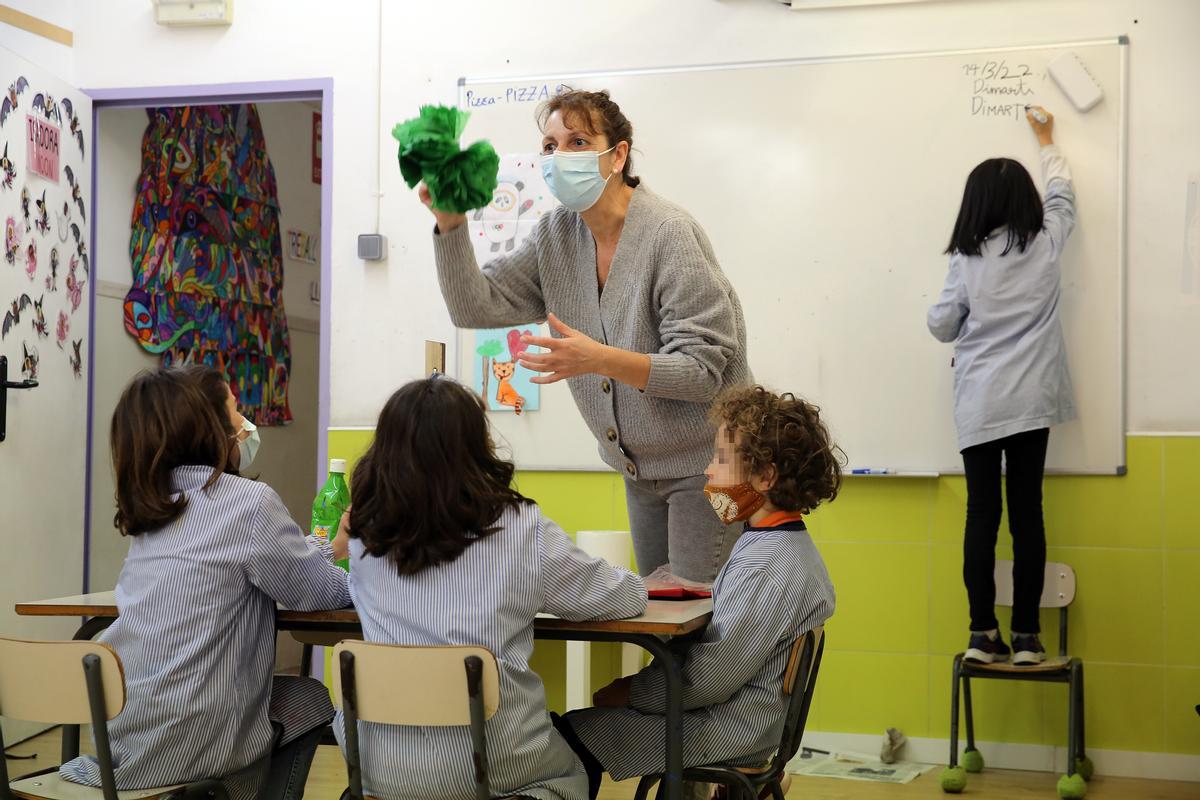 Alumnos en clase en la escuela Ramon Llull de la calle de Biscaia de Barcelona.