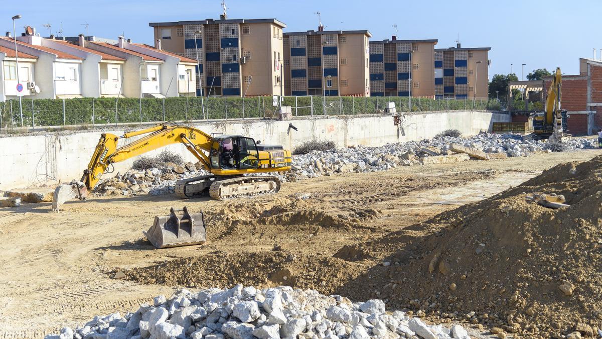 Obras en la primera fase del centro comercial Las Dunas de Cabo de  Palos, que no está afectado por la moratoria.