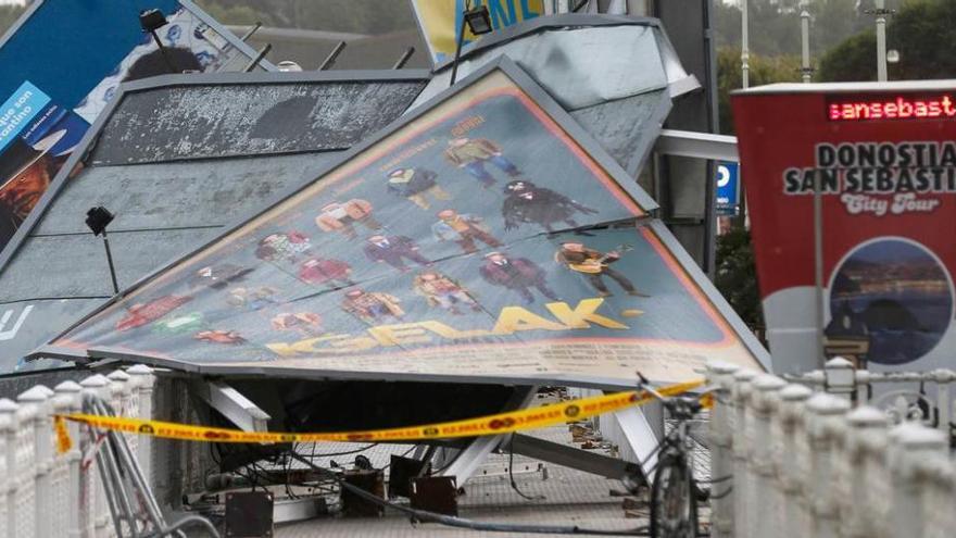 Algunos de los carteles destruidos ayer por el viento.