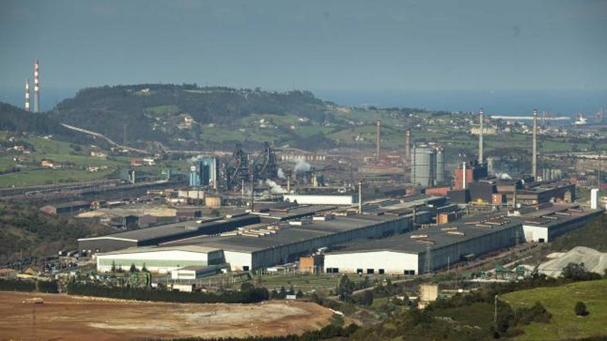 Factoría de Arcelor-Mittal en Veriña, con las naves de los trenes de laminación en primer término, de los que el de carril es el más largo.