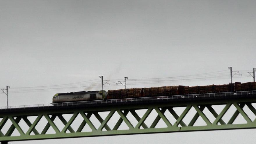 Tren de mercancías sobre el viaducto del río Ulla. | // NOÉ PARGA