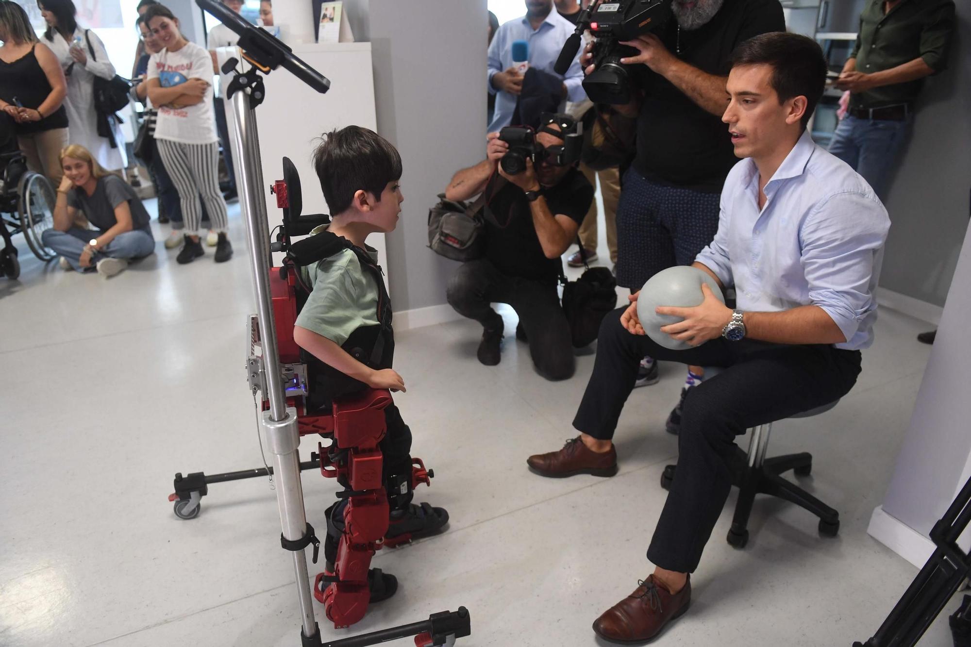 Darío y Tiago prueban en A Coruña el primer exoesqueleto para niños