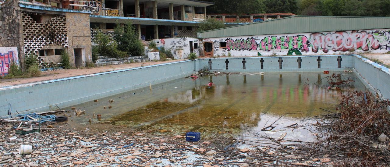 La piscina exterior de Pénjamo, en Langreo, completamente destrozada