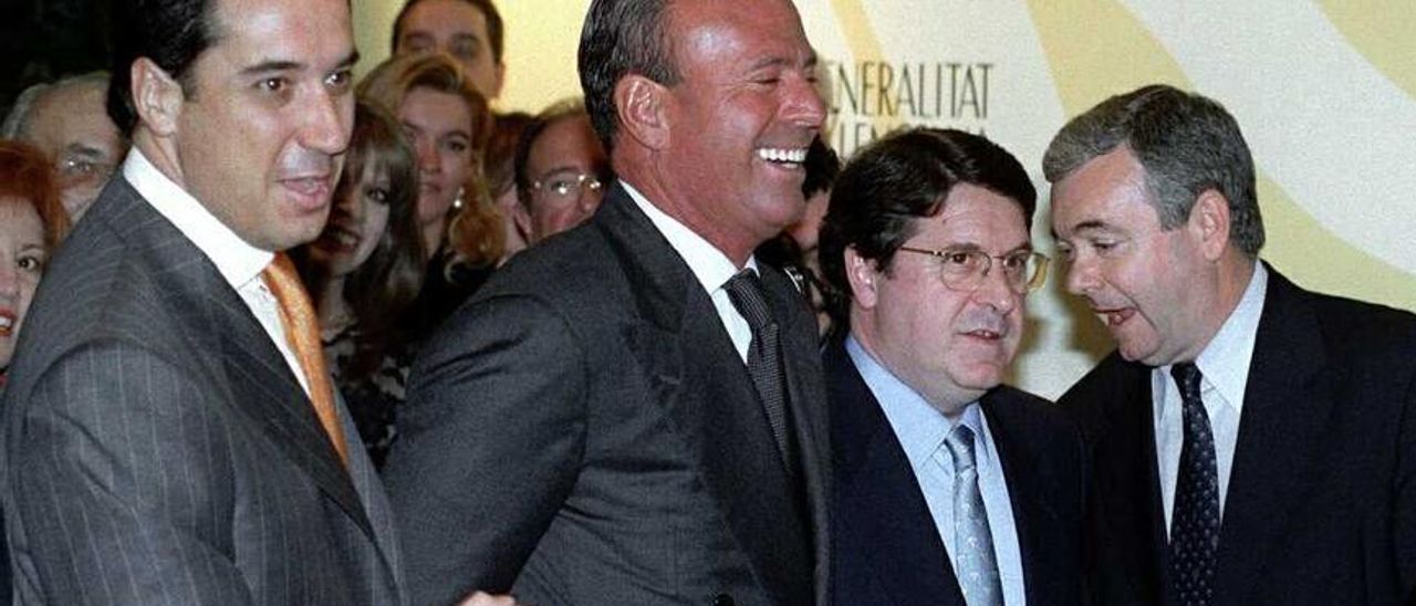 Julio Iglesias junto a Eduardo Zaplana, José Luis Olivas y Diego Such, el día que fue presentado como "embajador" de la Comunitat Valenciana en un hotel madrileño.
