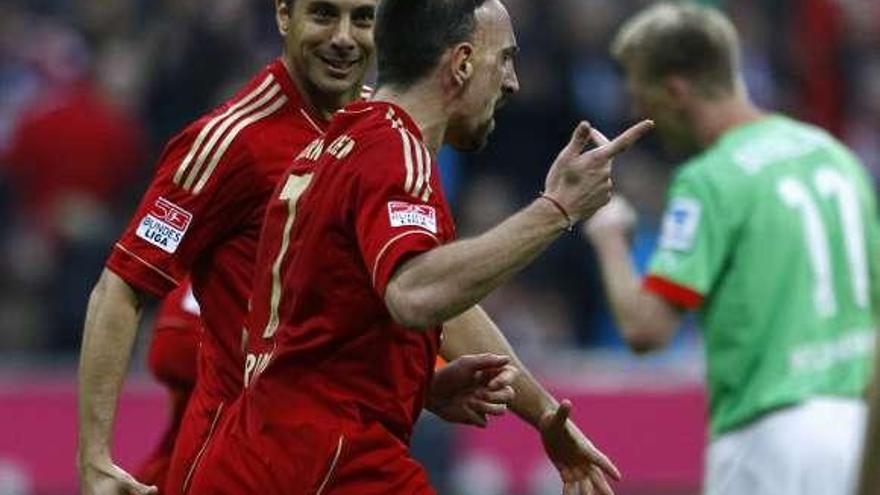 Ribery celebra su gol ayer con el Bayern. / michaela rehle / reuters