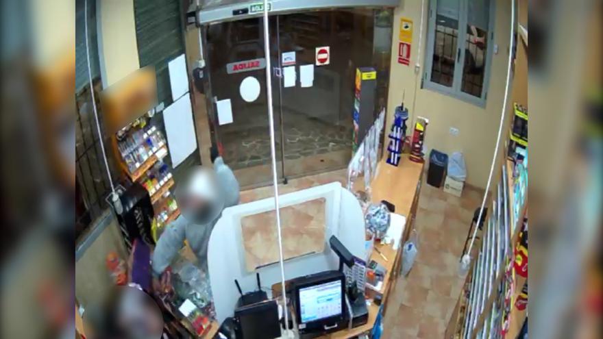 En prisión por atracar con un hacha un estanco y una farmacia en Ceutí