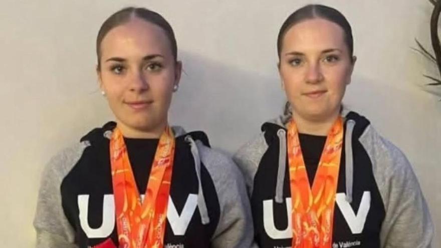 Las hermanas de la Vall d’Uixó, Débora y Amanda Miravet, con las últimas medallas del Nacional en pista.