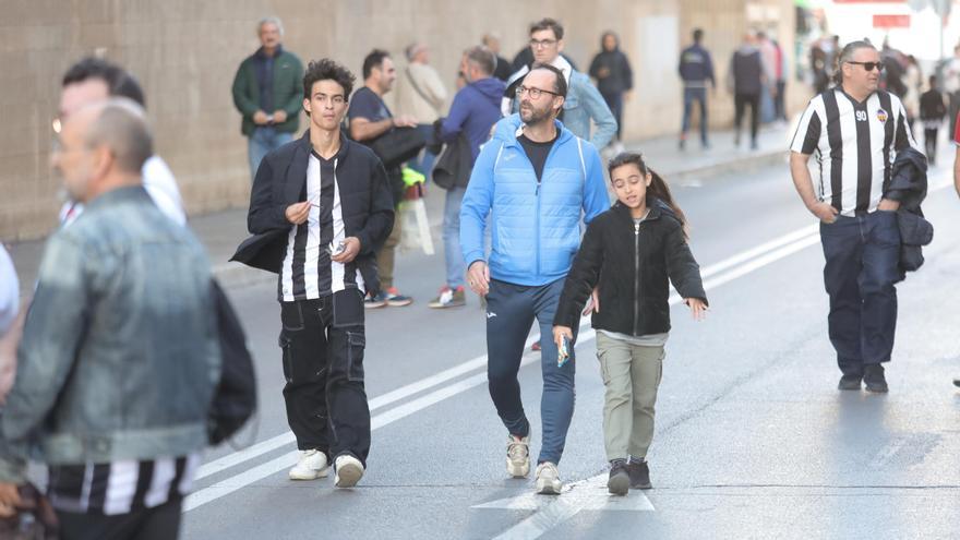 Galería | Así ha vivido la previa del Castellón-Alcoyano la afición albinegra