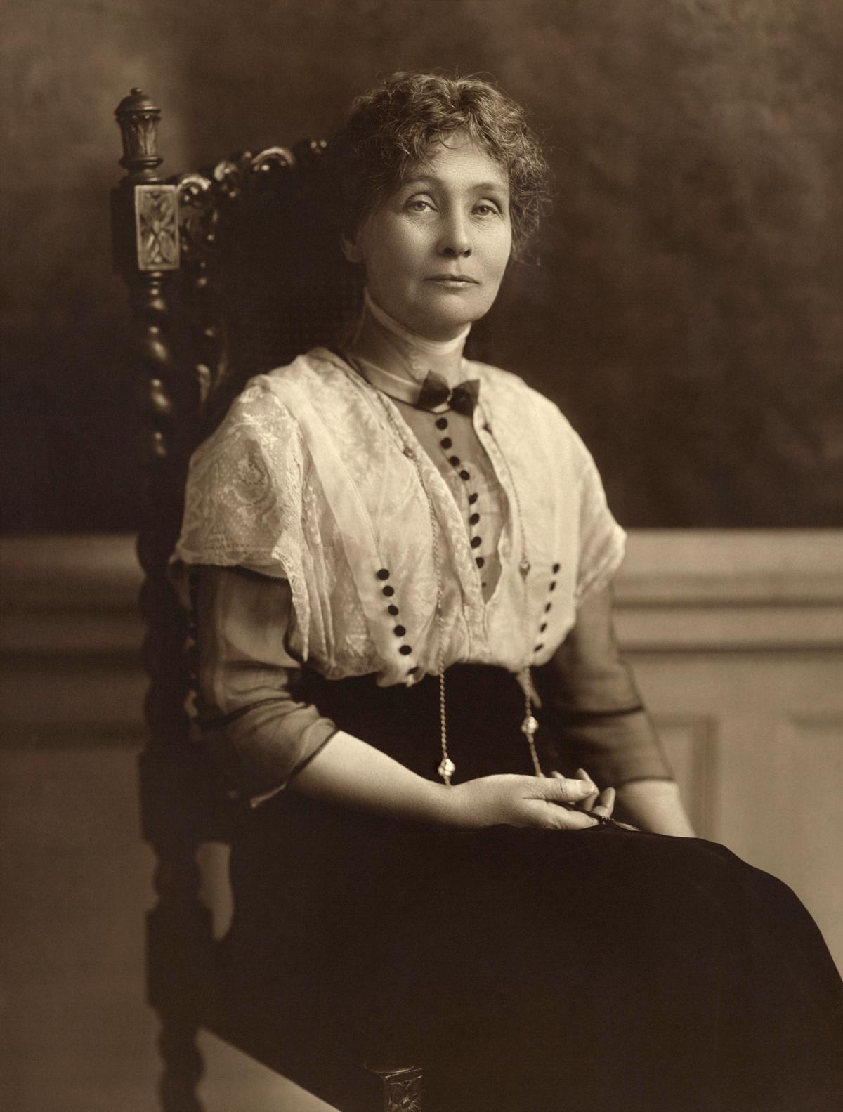 Emmeline Pankhurst (1858-1928). Fue la fundadora del movimiento sufragista británico, a través de la Liga en Favor del Derecho a Voto de la Mujer. Organizó varias manifestaciones y huelgas que la llevaron a la carcel.