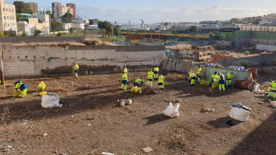 Una treintena de operarios realiza una limpieza de choque en Las Coloradas