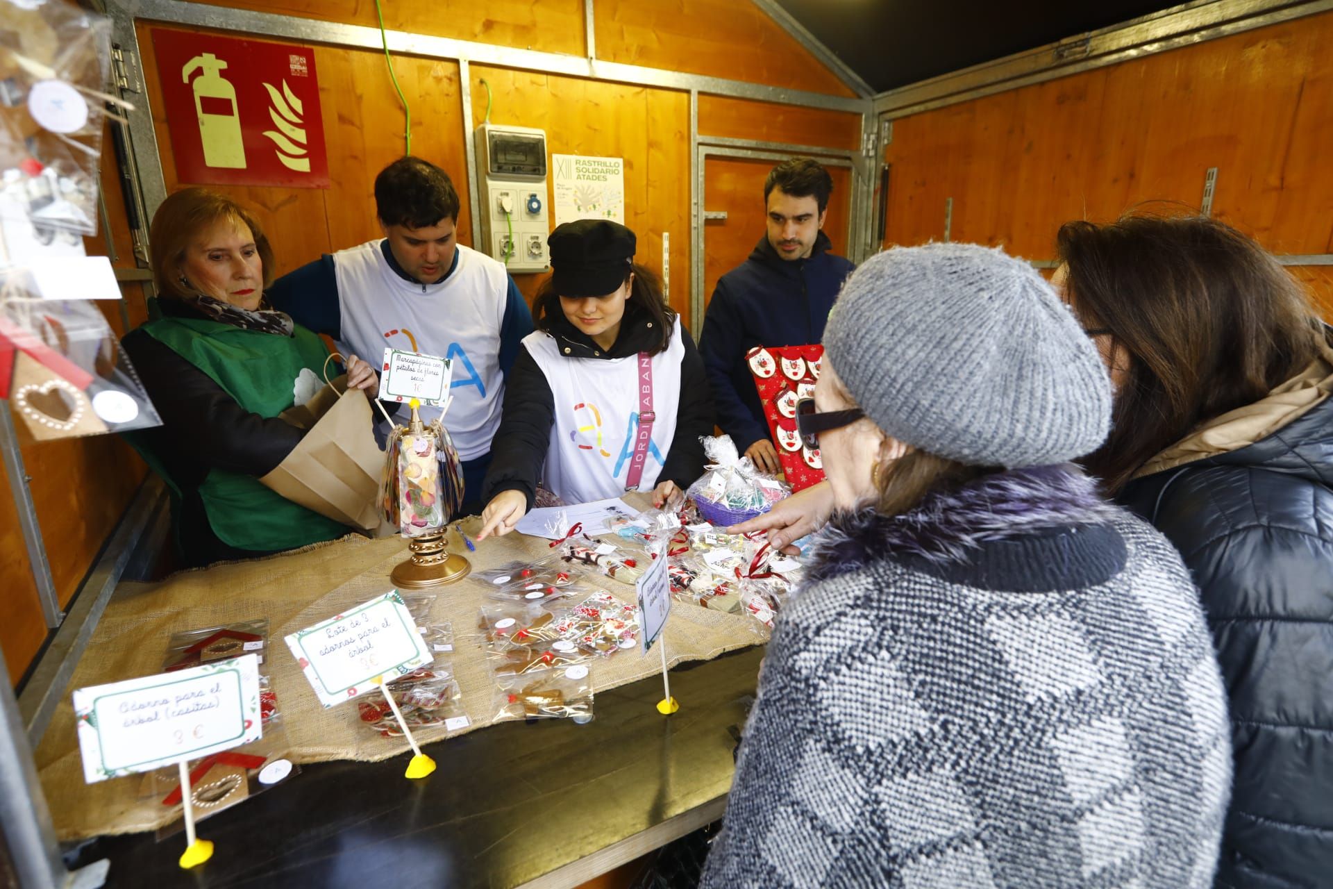 Mercadillo solidario de Atades en la Plaza Aragón