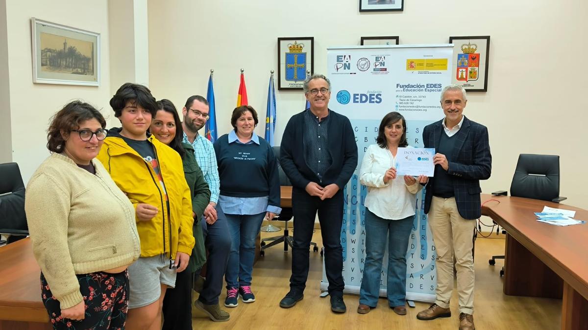 A la derecha, Emilio Sánchez hace entrega de la donación a representantes de la Fundación Edes.