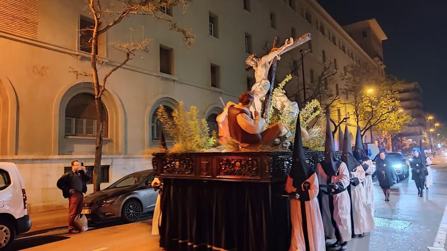 Lunes Santo de barrio, de Tres Caídas y de oración jotera al Nazareno