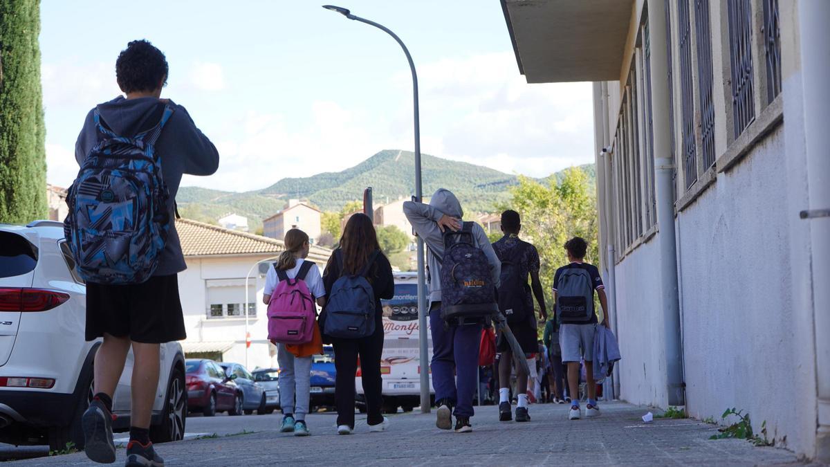 Adolescents sortint de classe a Súria, la població on es va detenir un menor per generar pornografia amb intel·ligència artificial