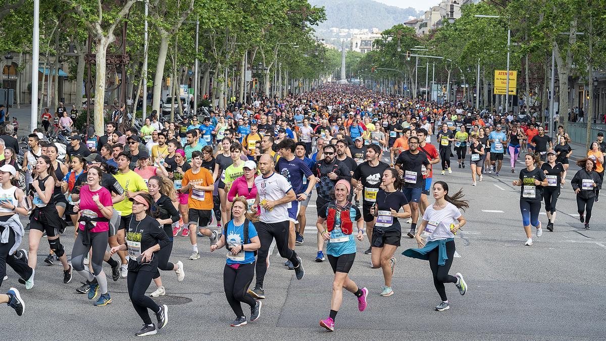 Los participantes descienden por el passeig de Gràcia durante la 44 edición de la Cursa de El Corte Inglés.