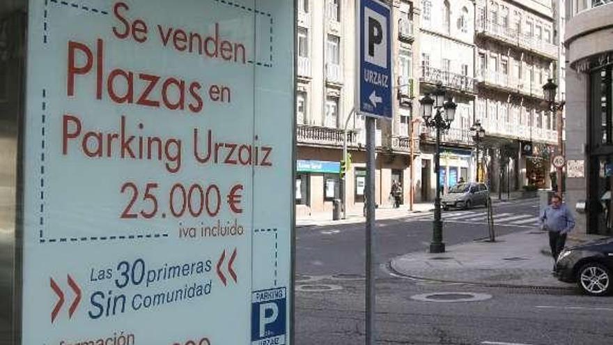Uno de los carteles que promocionan las plazas de Urzáiz.  // JDA