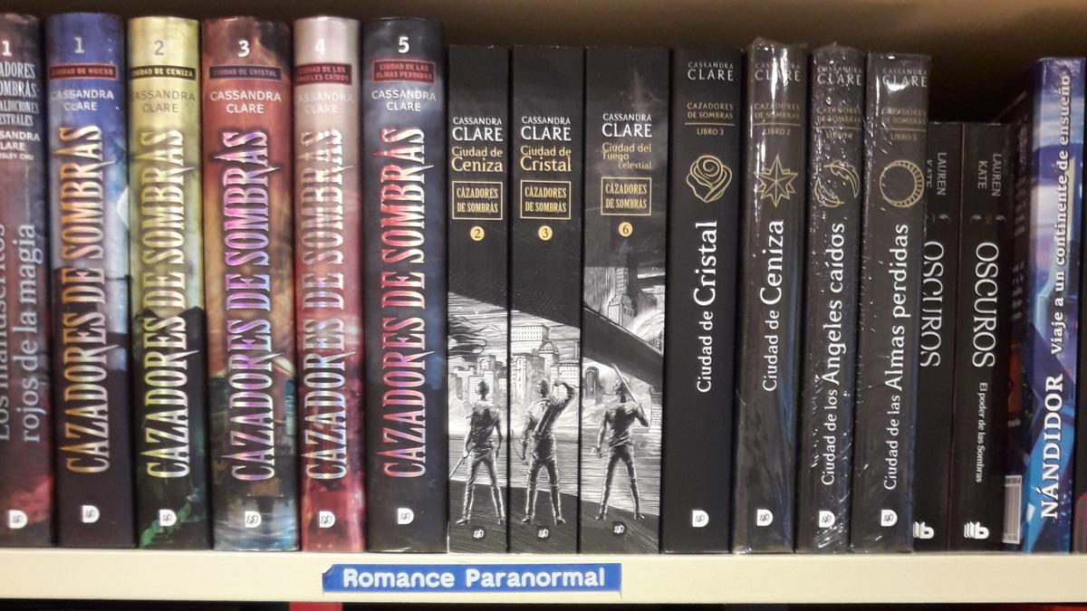 Anaquel de libros con el epígrafe 'Romance paranormal'.