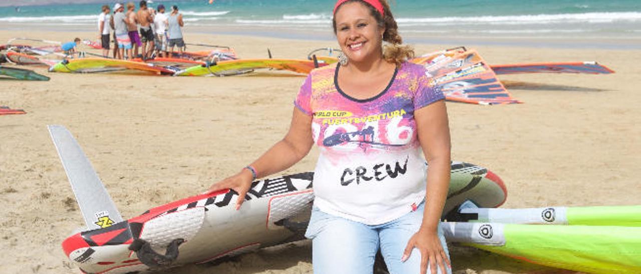 La speaker y periodista Liavel Márquez es una experta en el Camopeonato de Windsurfing y Kiteboarding.